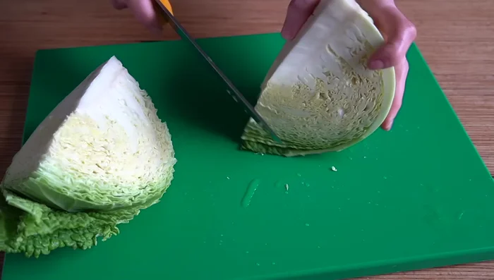 Prepara el relleno: Corta el repollo finamente y cocínalo en agua hirviendo durante 5 minutos. Escurre y enjuaga con agua fría. (115.159)