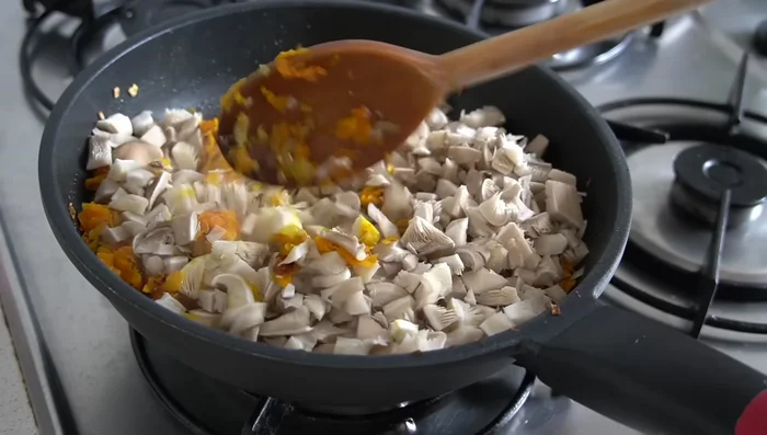 Agrega las setas picadas y cocina hasta que reduzcan su volumen. (195.599)