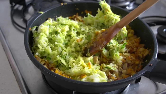 Incorpora el repollo cocido y cocina todo junto durante 5 minutos. Sazona con sal y pimienta. (222.76)