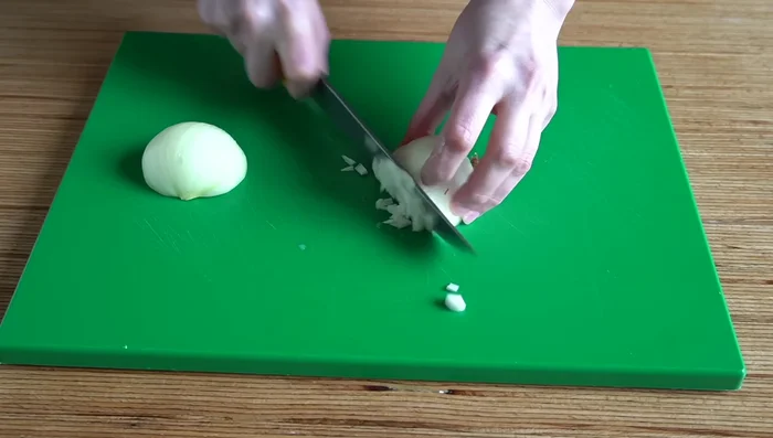 Sirve con cebolla dorada (sofrita con aceite y un poco de sal, opcionalmente con eneldo). (292.96)