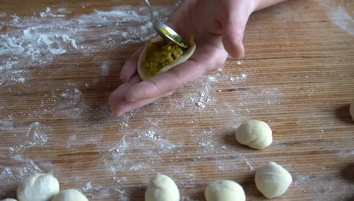 Rellena cada círculo con una cucharada del relleno de repollo y setas. Cierra formando medias lunas. (397.759)