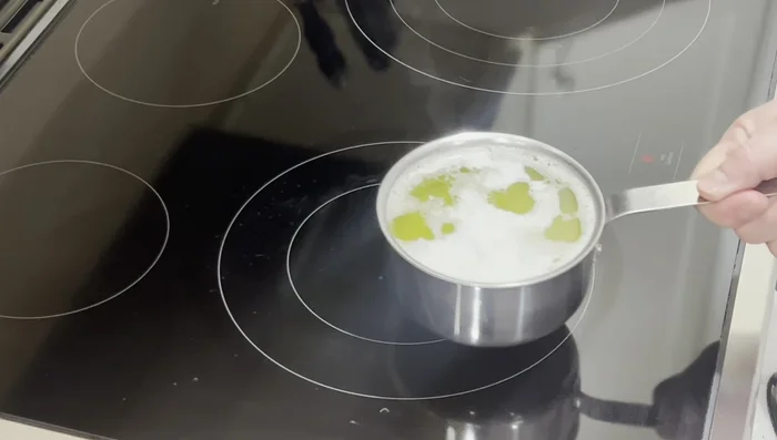 Preparar la masa: Derretir la mantequilla y la manteca vegetal. Dejar enfriar unos 15 minutos. 