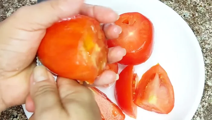 Cortar los 3 tomates maduros en cascos, destriparlos un poco con el tenedor para obtener una salsa que dará color y sabor al caldo.
