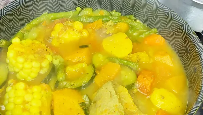 Probar la sazón y agregar cilantro y cebolla larga picada finamente al final.