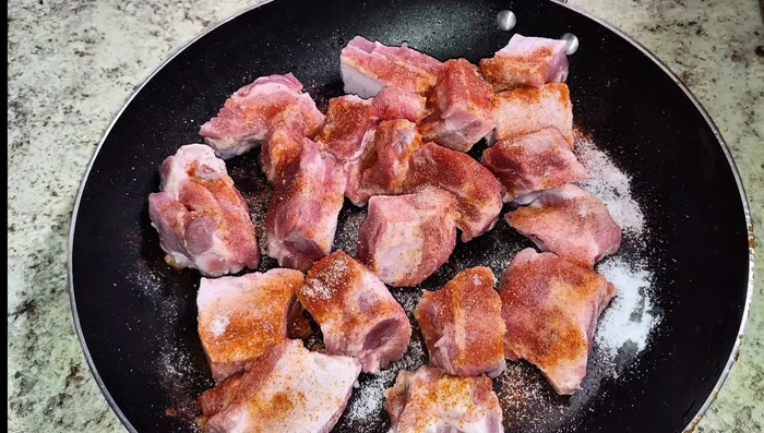 Cocer las costillas en agua hasta que se ablanden y liberen su grasa. Luego, dorarlas en la misma grasa.