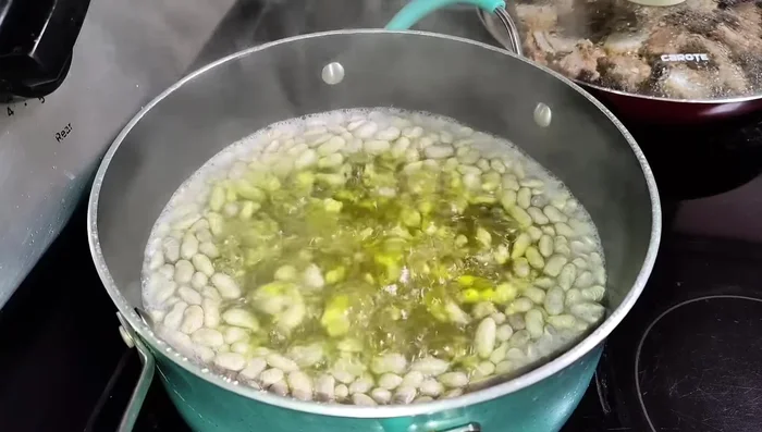 Cocer los frijoles hasta que estén suaves.