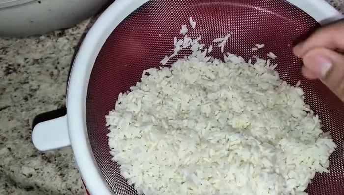 Lavar el arroz hasta que el agua salga clara.