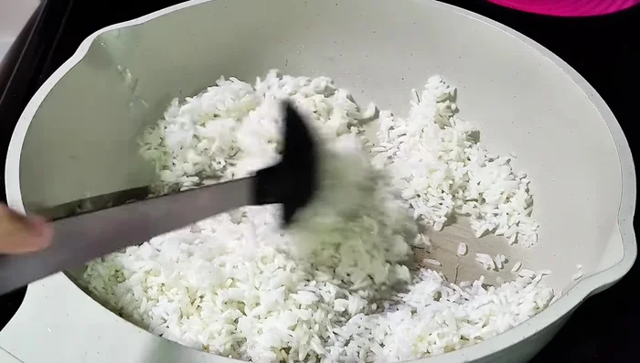 Dorar el arroz en un sartén con aceite (opcional).