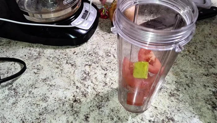 Licuar jitomate, cebolla, ajo, consomé y agua.