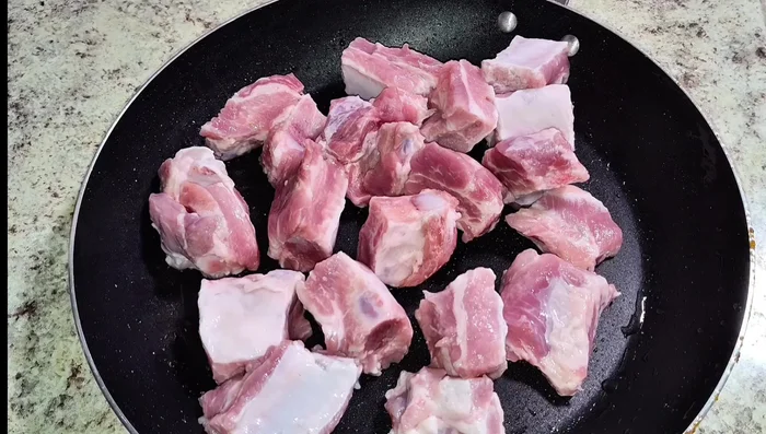 Sazonar la costilla de puerco con paprika, sal y pimienta.