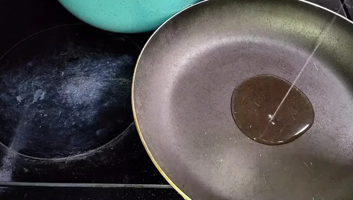 Freír los frijoles en aceite o manteca (opcional) y machacarlos.