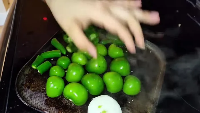 Agregar la salsa verde a las costillas y hervir. Dejar reposar 15 minutos.