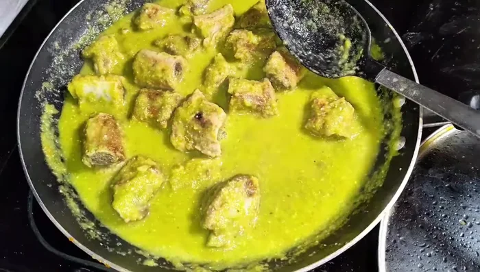 Licuar los chiles tatemados con cebolla para hacer la salsa verde.