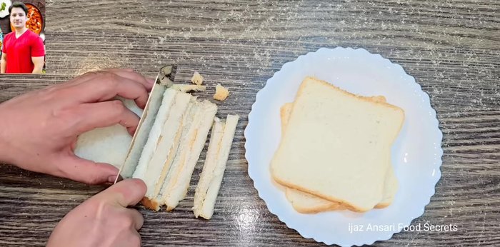 Cortar el pan en trozos pequeños, pero no demasiado pequeños para que se mantengan visibles en las pakoras.