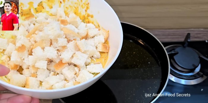 Freír las pakoras hasta que estén doradas y crujientes, volteándolas ocasionalmente.