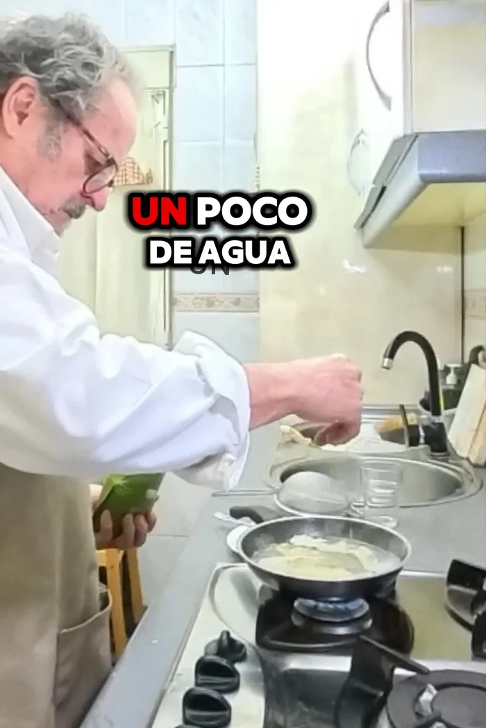 Dejar cocer un poco, remover y ligar con un buen chorro de aceite de oliva virgen extra. Colar y reservar la salsa.
