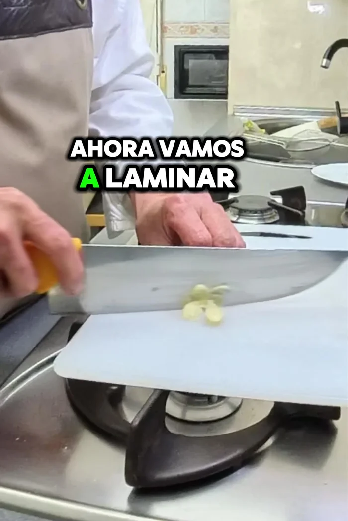 Laminar los ajos y freírlos con un trocito de guindilla hasta que estén dorados. Incorporarlos a la salsa.