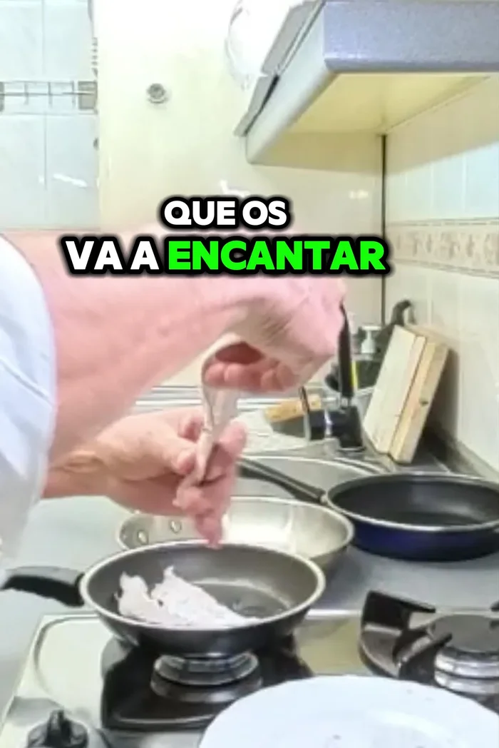 En una sartén con aceite caliente, freír las pieles de merluza hasta que estén ligeramente doradas.