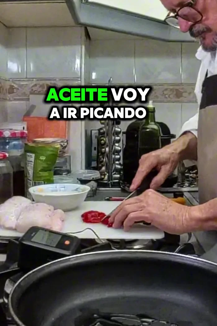 Mientras tanto, picar el pimiento de piquillo.