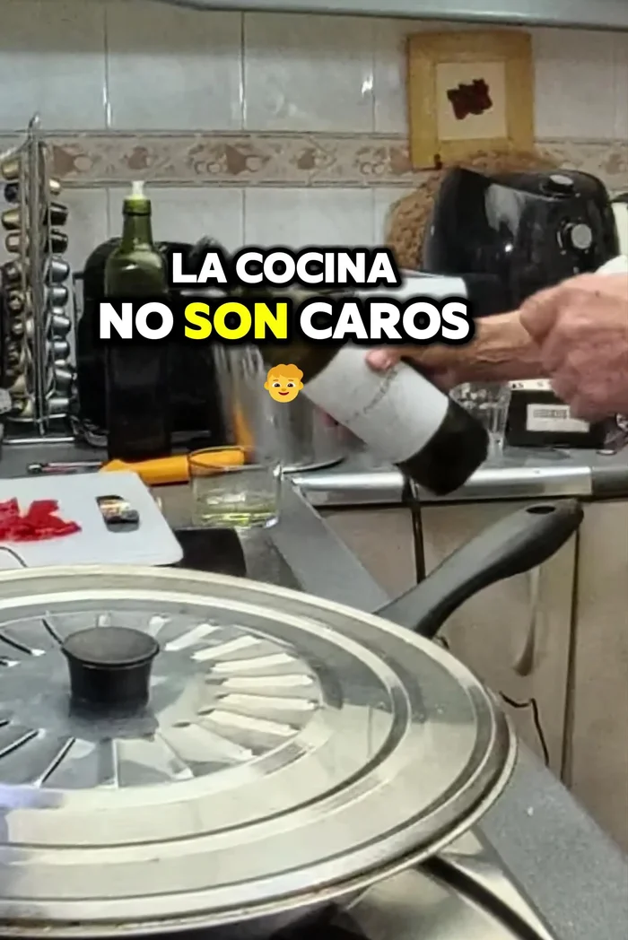 Utilizar un termómetro de cocina (opcional) para controlar la temperatura interna de los lomos de merluza (aprox. 55ºC). Dar la vuelta a los lomos cuando estén cocinados por un lado.