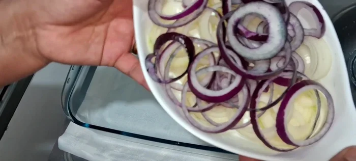 Prepara las cebollas: Corta las cebollas en aros.