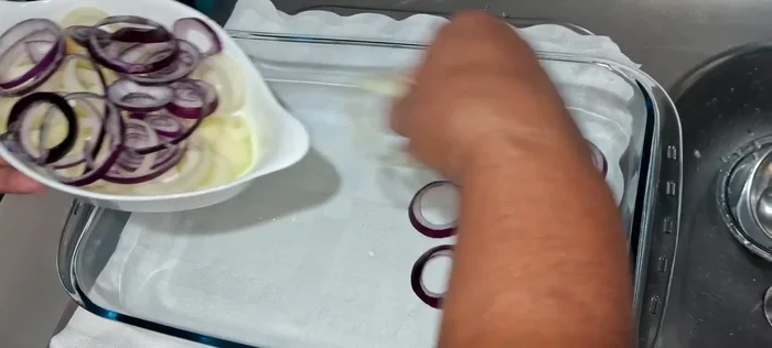 Monta el plato: En una fuente para horno, coloca las rodajas de patata, intercalando las cebollas blanca y morada.