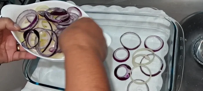 Prepara las patatas: Precoce las patatas hasta que estén casi listas. Córtalas en rodajas de un dedo de grosor.