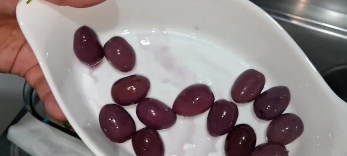 Agrega aceitunas: Incorpora aceitunas negras.