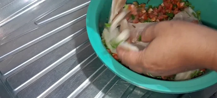 Marina la Meluza: Añade la melusa al adobo. Si tienes tiempo, deja marinar durante 1 hora; si no, 15-20 minutos bastarán.
