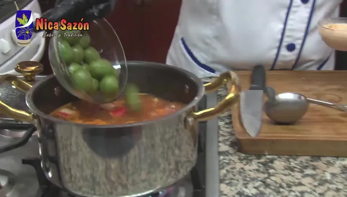 Agregue los jocotes lavados y sin pedúnculo.