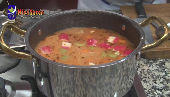 Incorpore el queso crema diluido. 