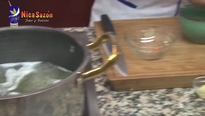 Corte la papa y la zanahoria en cuadros. Escurra y reserve.