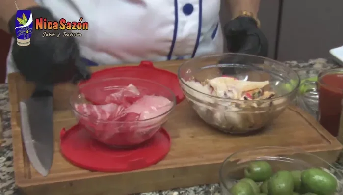 Incorpore el pargo rojo cortado en trozos y el mixto de mariscos. Cocine por 3 minutos aproximadamente.