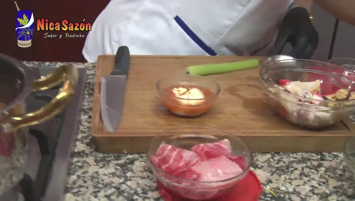 Mezcle el queso crema con un poco del caldo caliente para diluirlo.