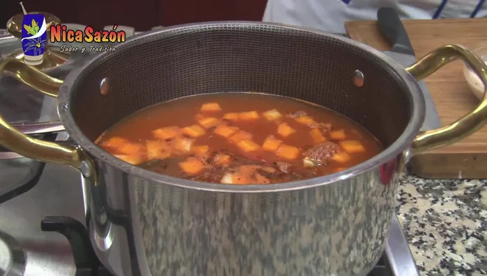 Agregue el apio cortado.