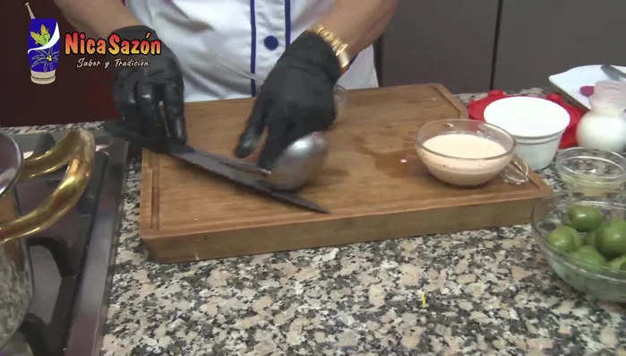 Incorpore la fécula de maíz disuelta en un poco de agua para espesar la sopa (opcional).