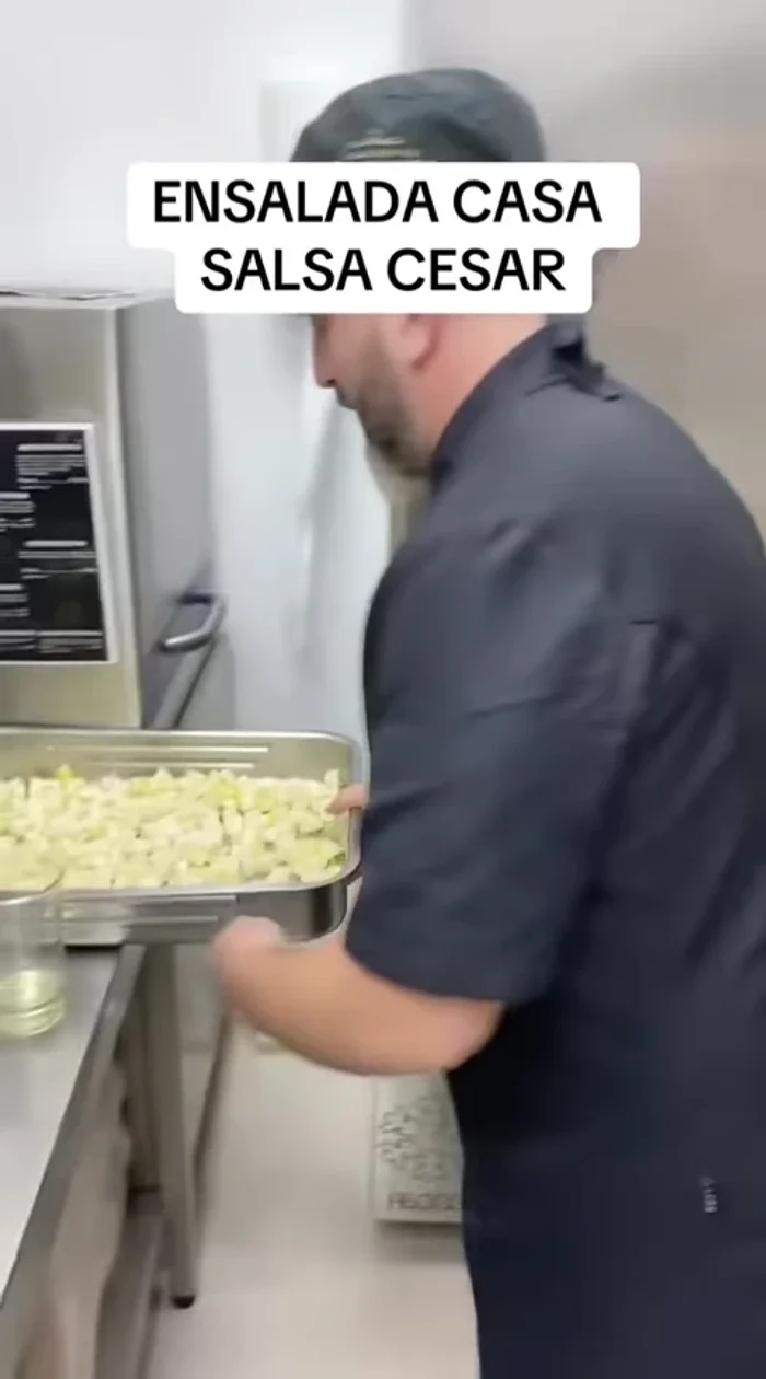 Mezclar bien todos los ingredientes de la salsa, a mano o con una batidora.