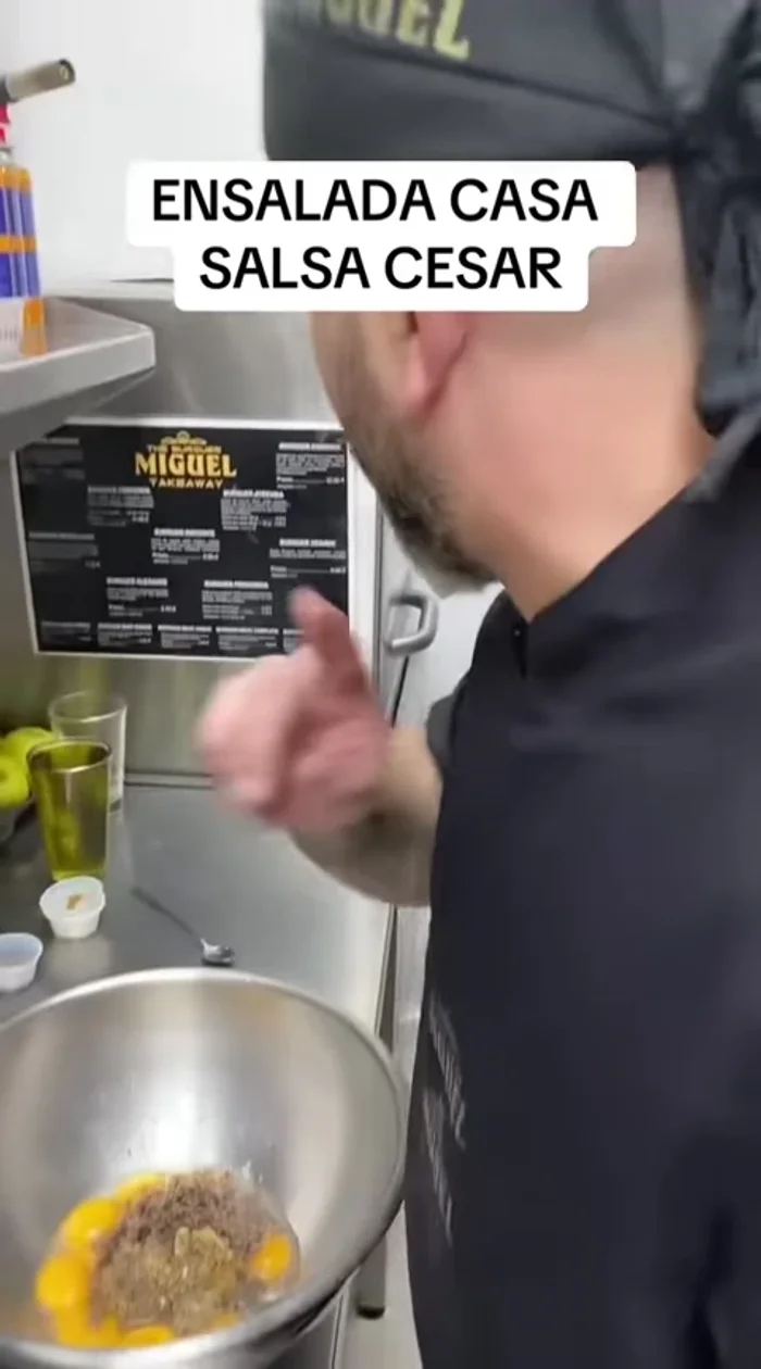 Preparación final de la salsa: Agregar las alcaparras a la salsa César al final.