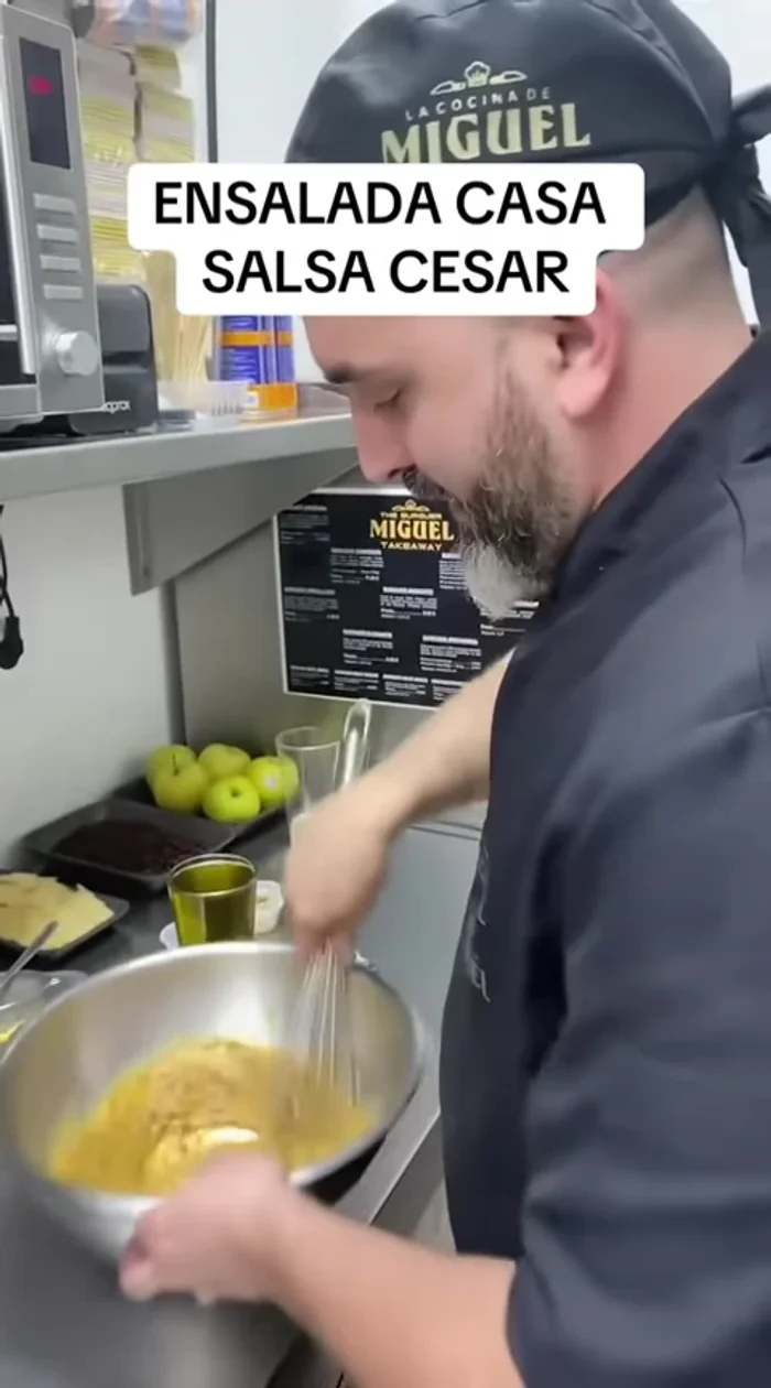 Mezclar la salsa César hasta obtener una emulsión homogénea.