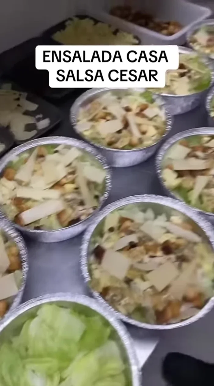 Montar la ensalada: Colocar la lechuga en un plato. Agregar el pollo a la plancha, las pasitas, la manzana y el parmesano rallado.