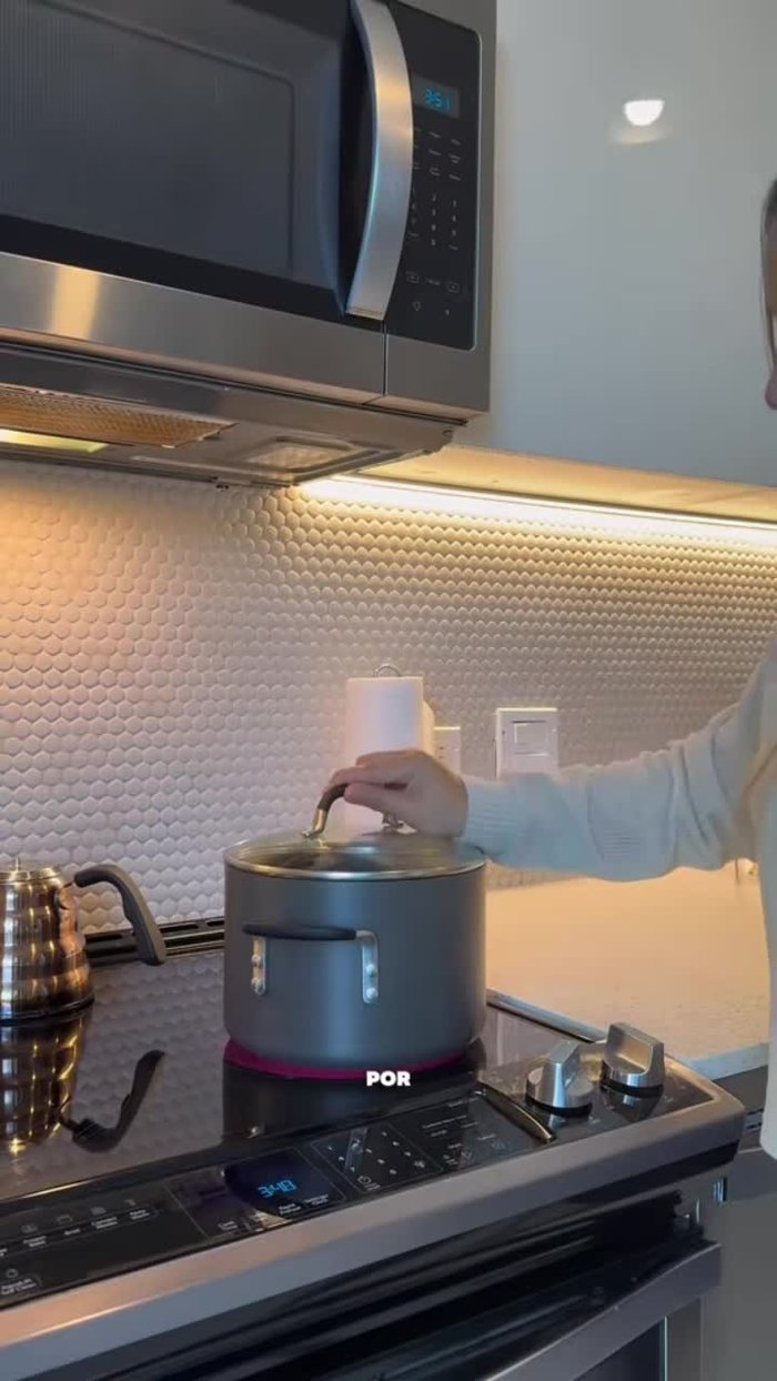 Cubrir con agua y llevar a ebullición. Reducir el fuego y dejar cocinar a fuego lento durante aproximadamente 1 hora y 30 minutos, o hasta que las costillas estén tiernas y las lentejas estén suaves. [8.24]