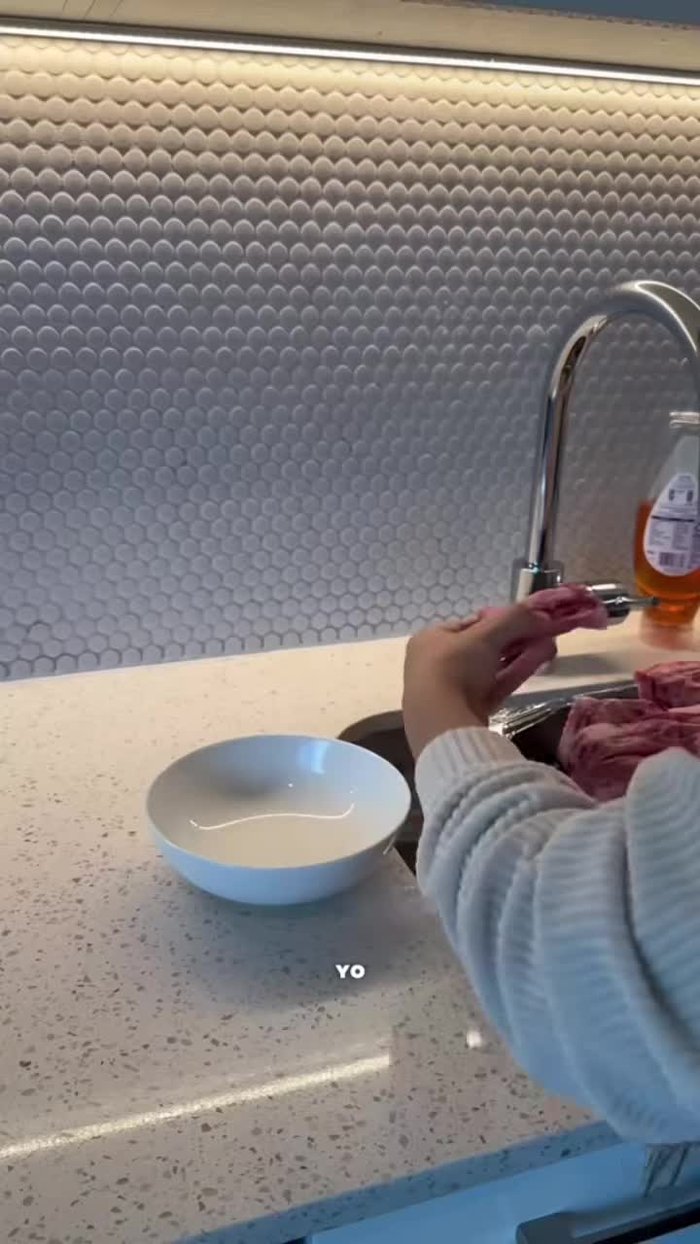 Incorporar las lentejas, las papas cortadas en cubos, sal y pimienta al gusto. [4.48]