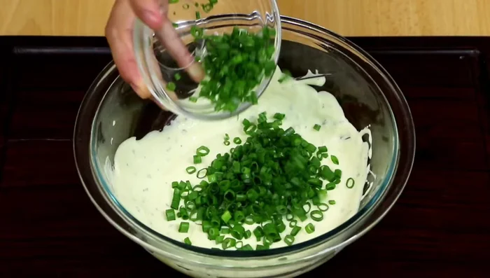 Agregar el cebollino picado a la salsa y mezclar bien.