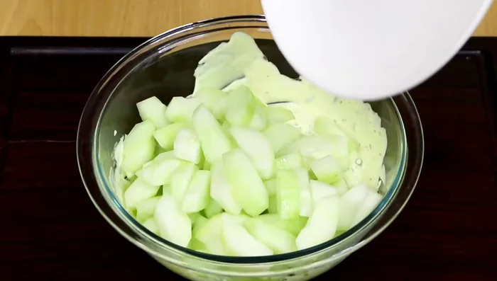 Añadir el pepino a la salsa y mezclar muy bien.