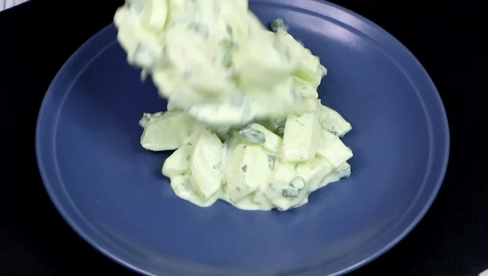 Servir la ensalada y decorar con cebollino picado.