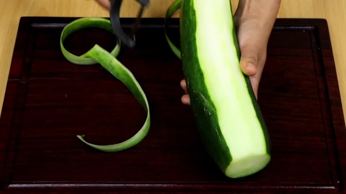 Cortar y pelar el pepino. Si usas un pepino grande, córtalo por la mitad y luego nuevamente para quitar las semillas.