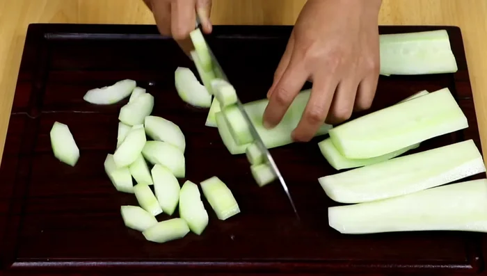 Cortar el pepino en trozos de tamaño mediano.