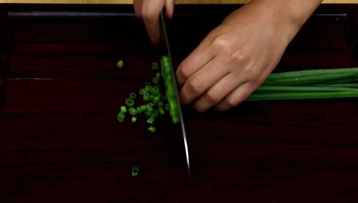Cortar finamente el cebollino.