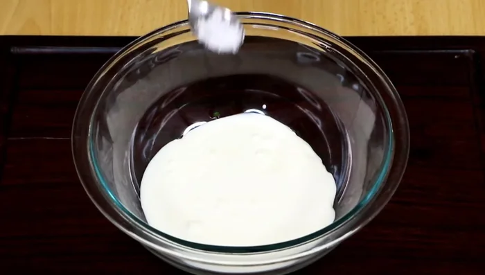 En un tazón, mezclar la crema de leche, sal, pimienta negra, orégano, vinagre de manzana y mostaza.