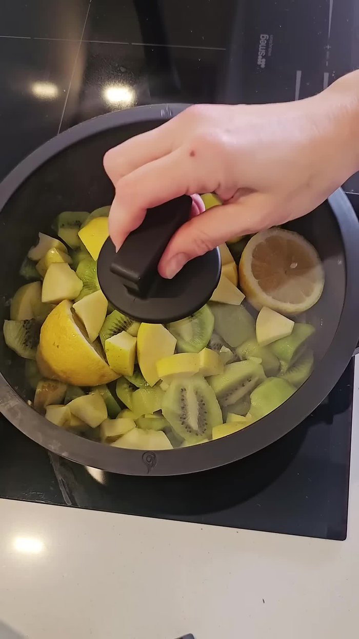 Preparamos una mermelada cociendo los kiwis hasta que estén blandos. Añadimos las hojas de gelatina hidratadas previamente durante 5 minutos (22.279). Mezclamos bien en caliente y batimos (24). Envasamos y damos la vuelta al enfriar para que se conserve mejor (26.08). Refrigeramos.